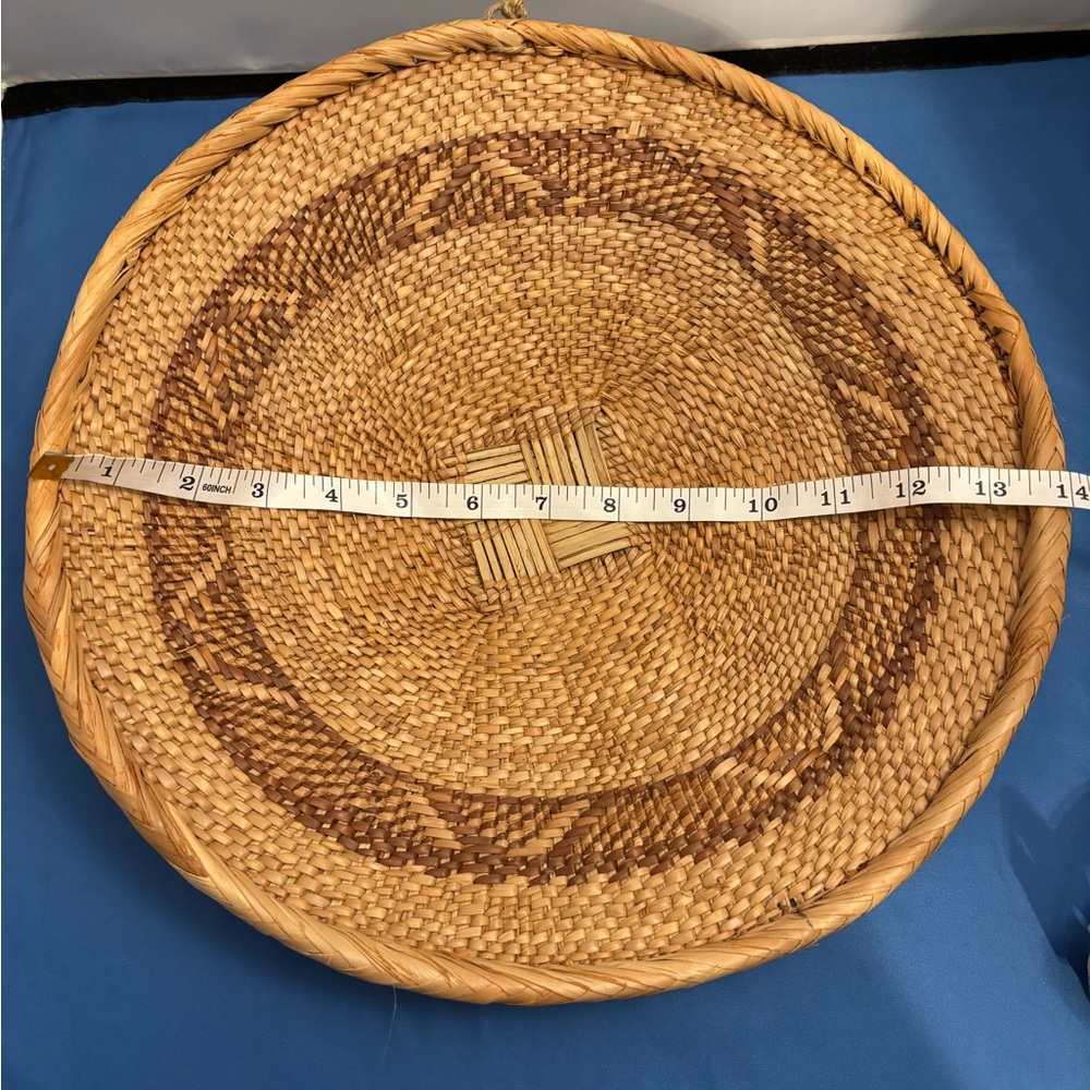 Vintage handwoven Tonga basket with braided edges. Made with natural materials - Picture 6 of 8
